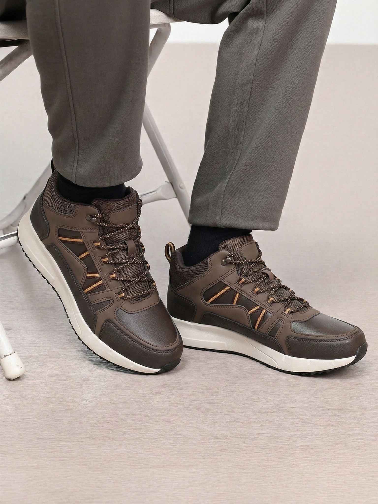 Кроссовки коричневого цвета на контрастной средней подошве